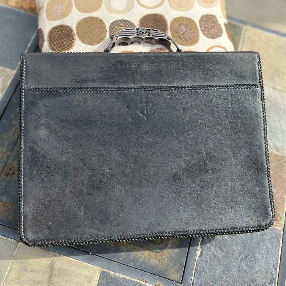 Real stingray one of a kind briefcase with gun holster & matching Flask 🔫
